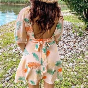 Backless dress in summery colors